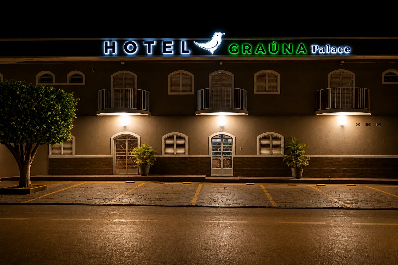 Fachada noturna do Graúna Palace Hotel em Guarda-Mor MG
