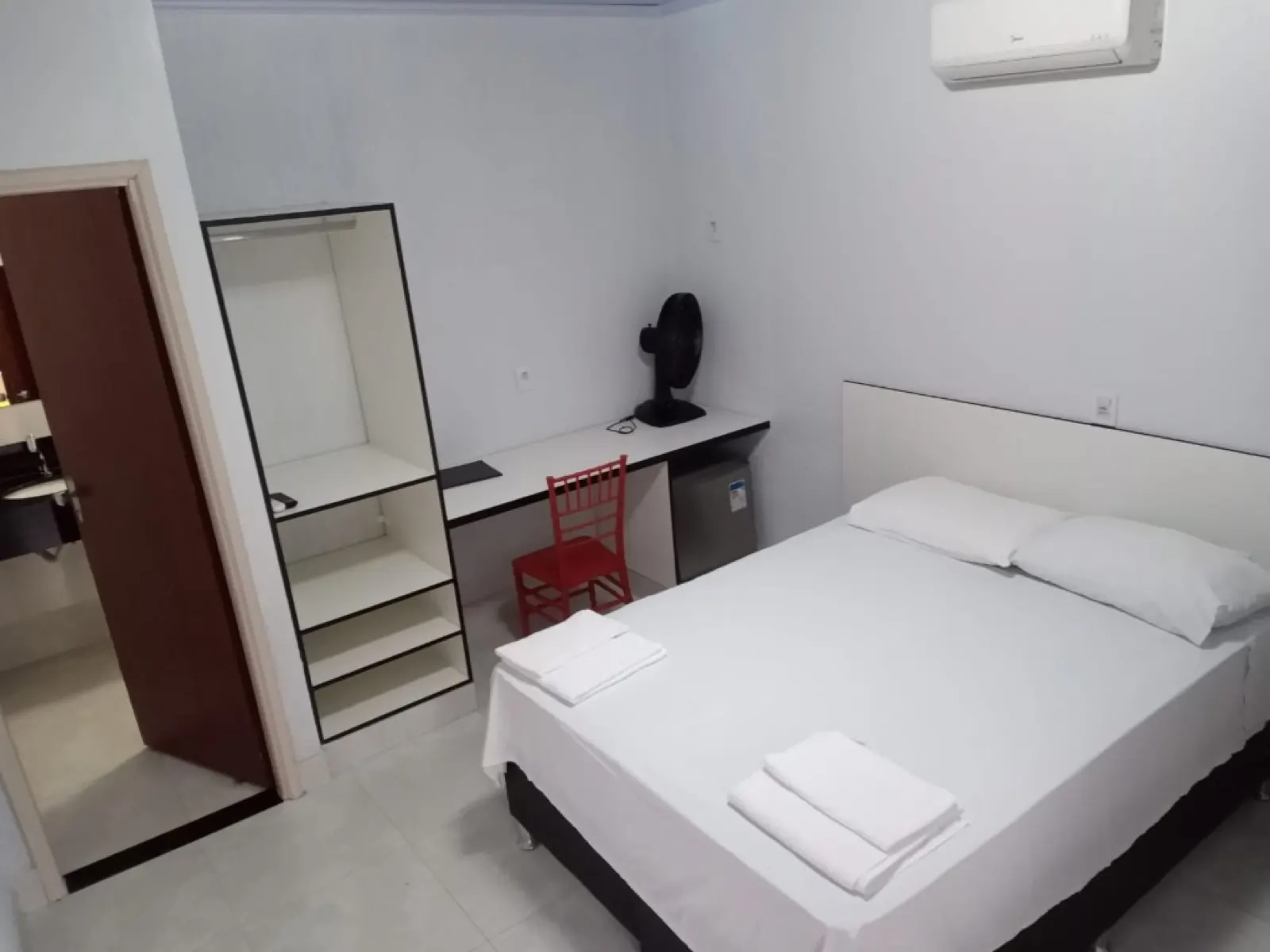 Apartamento Standard Casal — cama de casal e área de trabalho